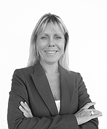 Svartvitt foto föreställande Marie-Louise Genach som är CEO för företaget Prosody. Marie-Louise är filosofie magister i språkvetenskap vid Lunds universitet och är legitimerad lärare i svenska och engelska. Hon är även certifierad i affärsengelska av Trinity College, Storbrittanien.